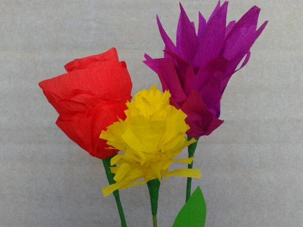 Akce KJM: Květiny z krepového papíru